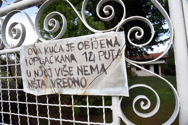 РАЗБОЈНИЦИ НЕМИЛИЦЕ ПУСТОШИЛИ ДОМАЋИНСТВА: Чували куће, па их обијали